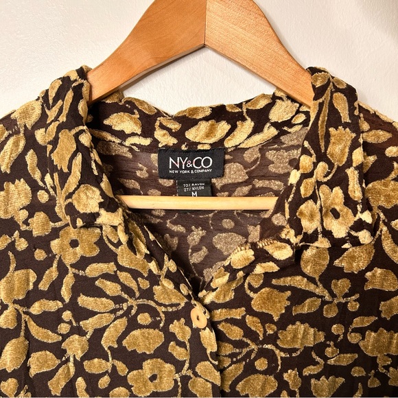 New York & Company Retro Brown and Gold Floral Top - Size Medium - Picture 4 of 10
